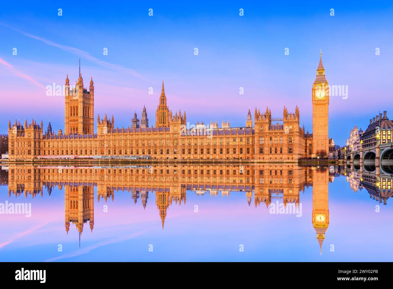 Londres, Angleterre, Royaume-Uni. Le Palais de Westminster, Big Ben et Westminster Bridge au lever du soleil. Banque D'Images