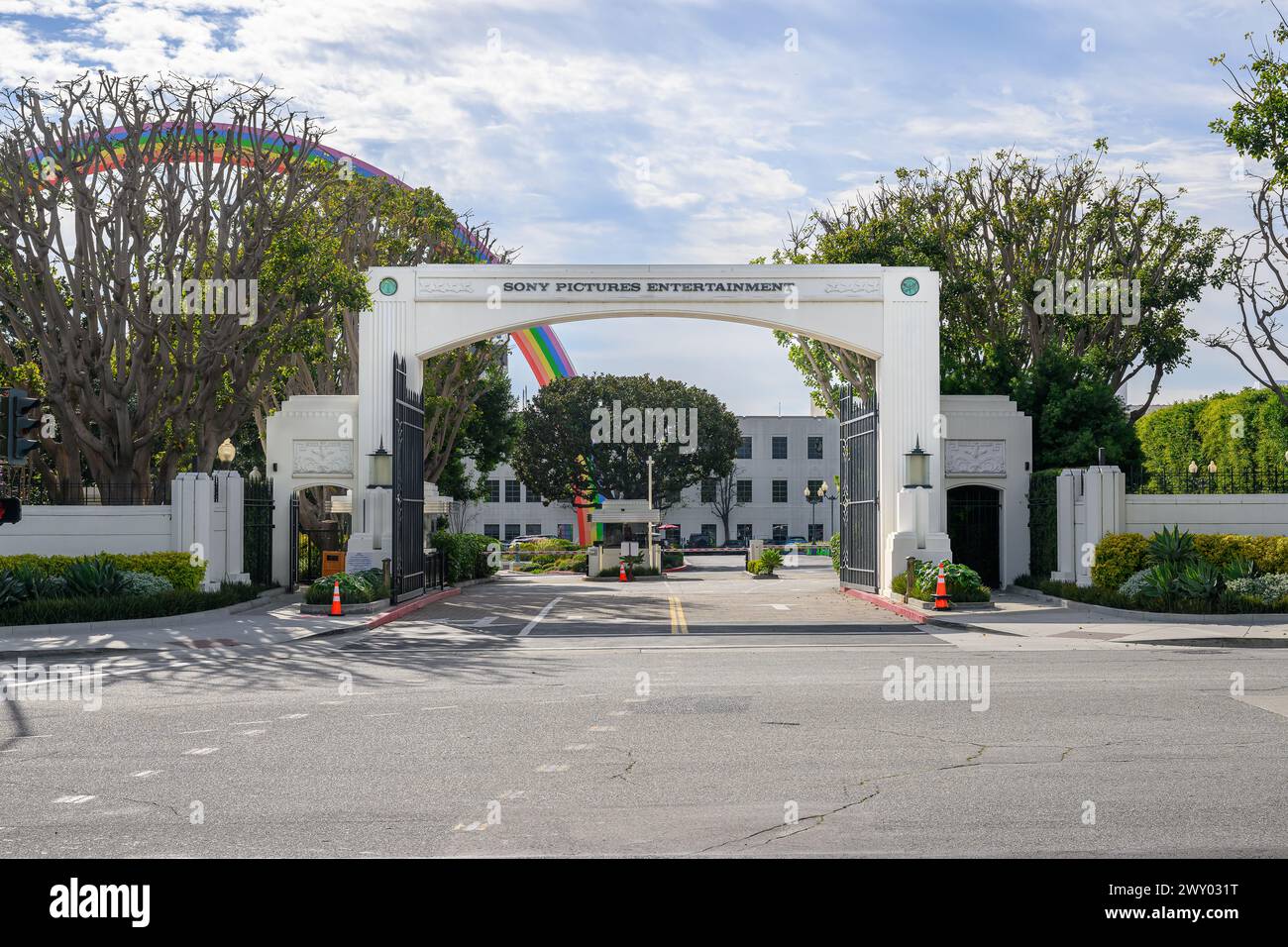 L'arche d'entrée de Sony Pictures Entertainment avec un arc-en-ciel coloré en arrière-plan Banque D'Images