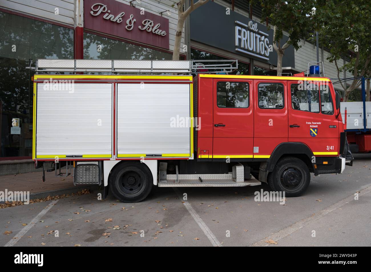 Vue latérale du camion de pompier Mercedes Benz 814 LF8 utilisé par la Feuerwehr Aichwald, une caserne de pompiers en Allemagne, modèle 1986 avec châssis Ziegler Banque D'Images