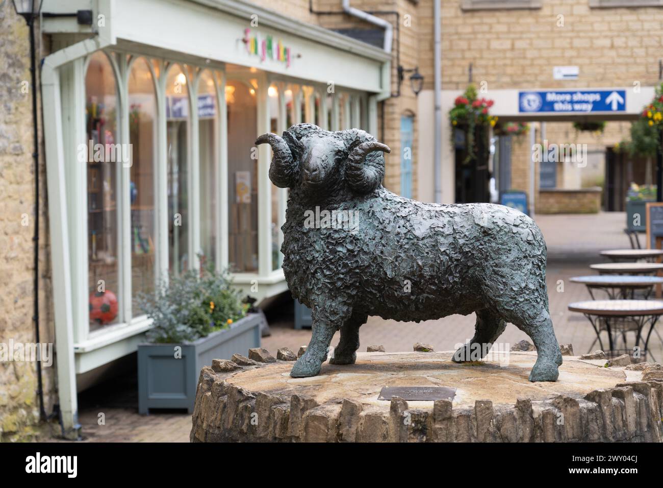La sculpture Ram dans le quartier commercial de Woolmarket a été sculptée par Jill Tweed FRBS et dévoilée par Joanna Trollope le 19 avril 1997. Cirencester, Royaume-Uni Banque D'Images
