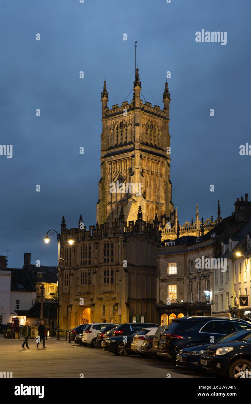 Le curch paroissial de St Jean Baptiste, Cirencester, également connu sous le nom de cathédrale des Cotswolds, illuminé la nuit. Angleterre Banque D'Images