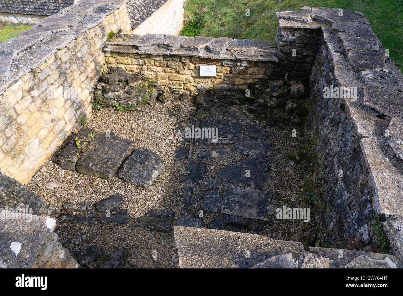 Les vestiges en ruines des latrines/toilettes communales (latin : latrina) à Chedworth Roman Villa, Gloucestershire, Angleterre. Thème : vie romaine britannique Banque D'Images