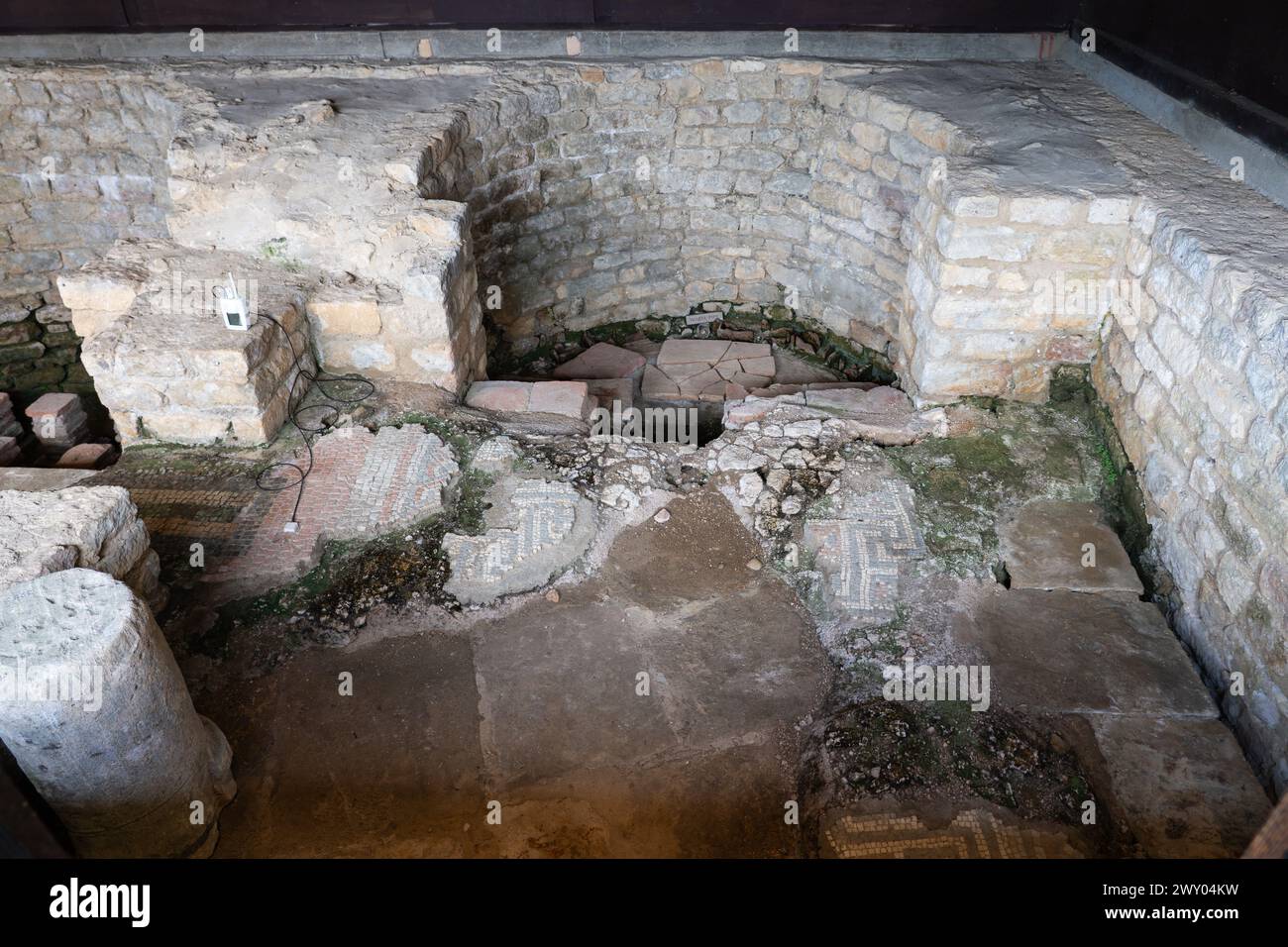 The North Bath House (laconicum) à Chedworth Roman Villa avec sol en mosaïque et chauffage hypocauste au sol avec piliers de soutien (ou pilae), Royaume-Uni Banque D'Images