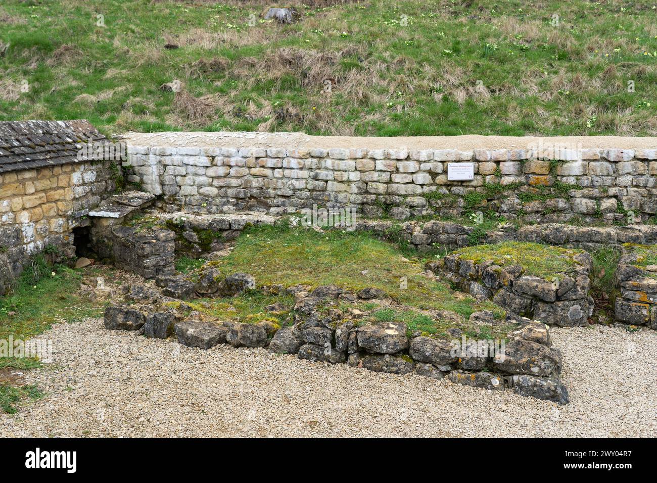 Les vestiges de la salle à manger d'été (latin : triclinium aestivale) offrant une cuisine raffinée avec vue sur le domaine à Chedworth Roman Villa, Royaume-Uni Banque D'Images