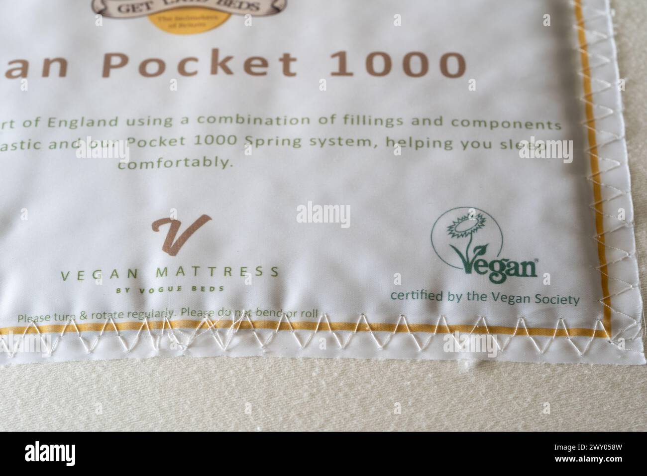 Obtenez le matelas à ressorts de poche laid Beds avec une étiquette certifiant que vegan par la UK Vegan Society. Concept : véganisme, produits végétaliens, produit végétalien Banque D'Images