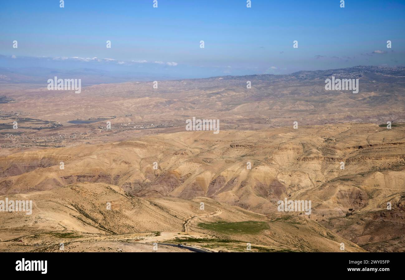 point de vue vers la terre promise à l'église commémorative moïse et au musée au mont nebo jordan Banque D'Images