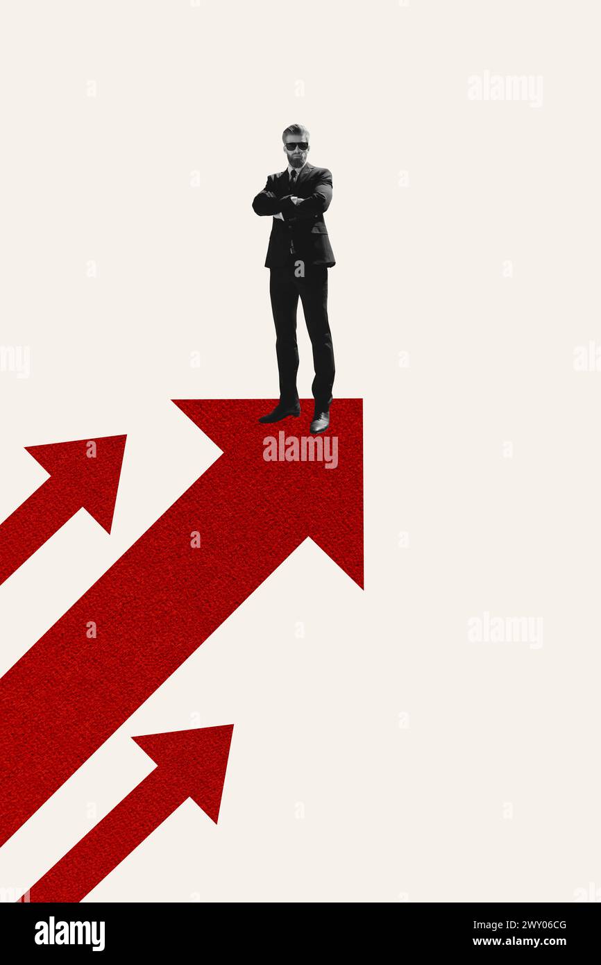 Collage photo vertical de sérieux homme d'affaires autoritaire se tiennent flèche rouge vers le haut opportunité de succès de promotion isolé sur fond peint Banque D'Images