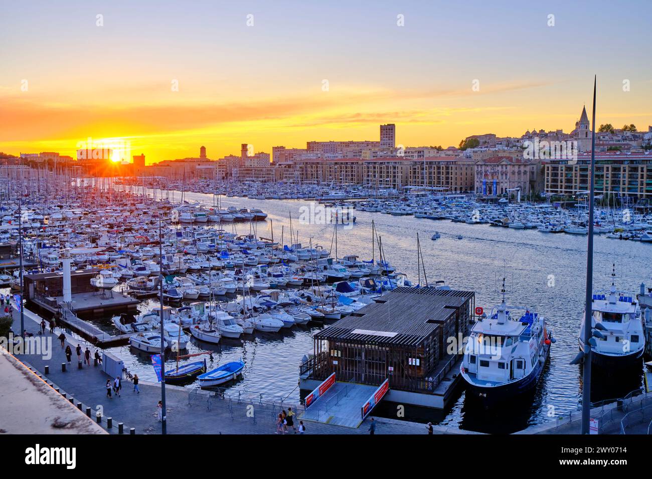 Le Vieux Port de Marseille au crépuscule. Le centre-ville de Marseille, Provence-Alpes-Côte d'Azur. France Banque D'Images