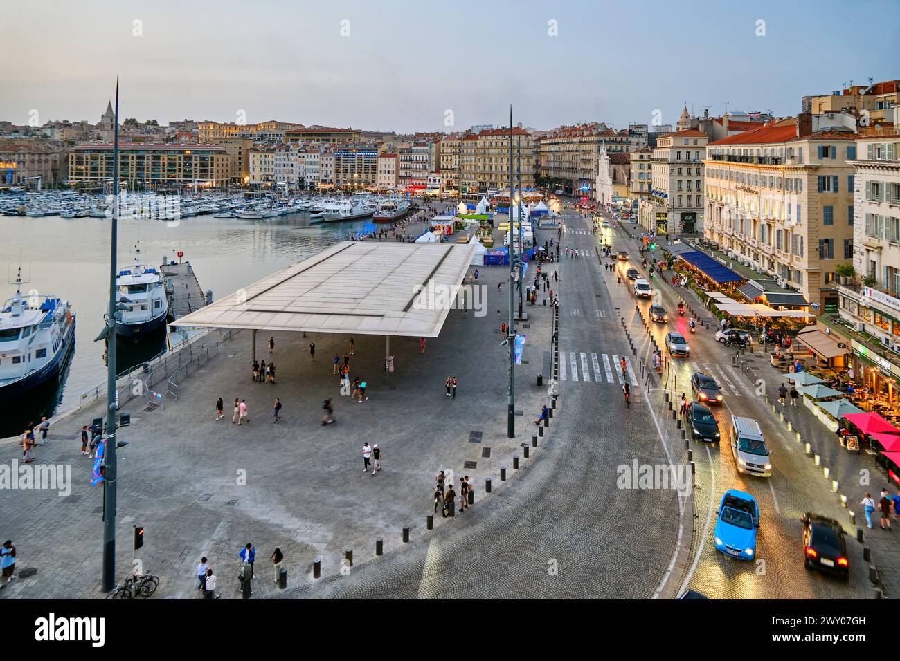 Le miroir L'Ombrière (pour donner de l'ombre) de l'architecte Norman Foster. Vieux Port, Marseille. France Banque D'Images