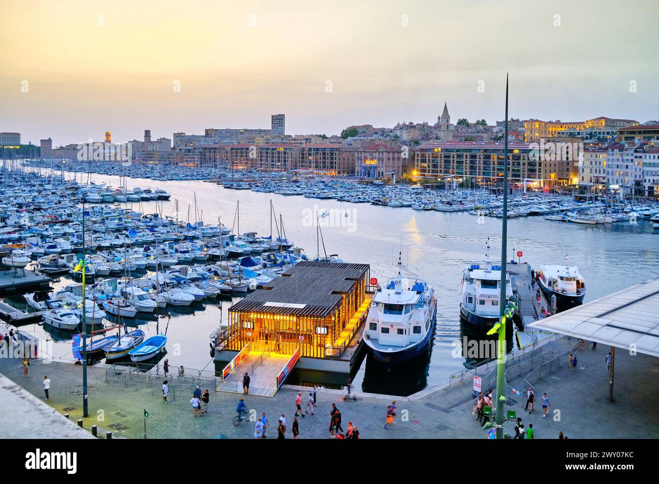 Le Vieux Port de Marseille au crépuscule. Le centre-ville de Marseille, Provence-Alpes-Côte d'Azur. France Banque D'Images