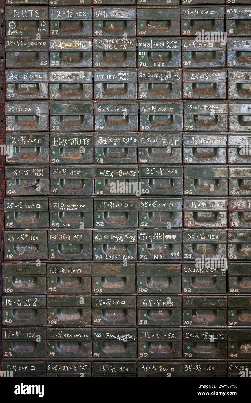 Une armoire avec tiroirs pour vis, écrous, boulons, etc. En vente lors de la vente finale d'une ancienne société d'ingénierie agricole au centre du pays de Galles, Royaume-Uni Banque D'Images