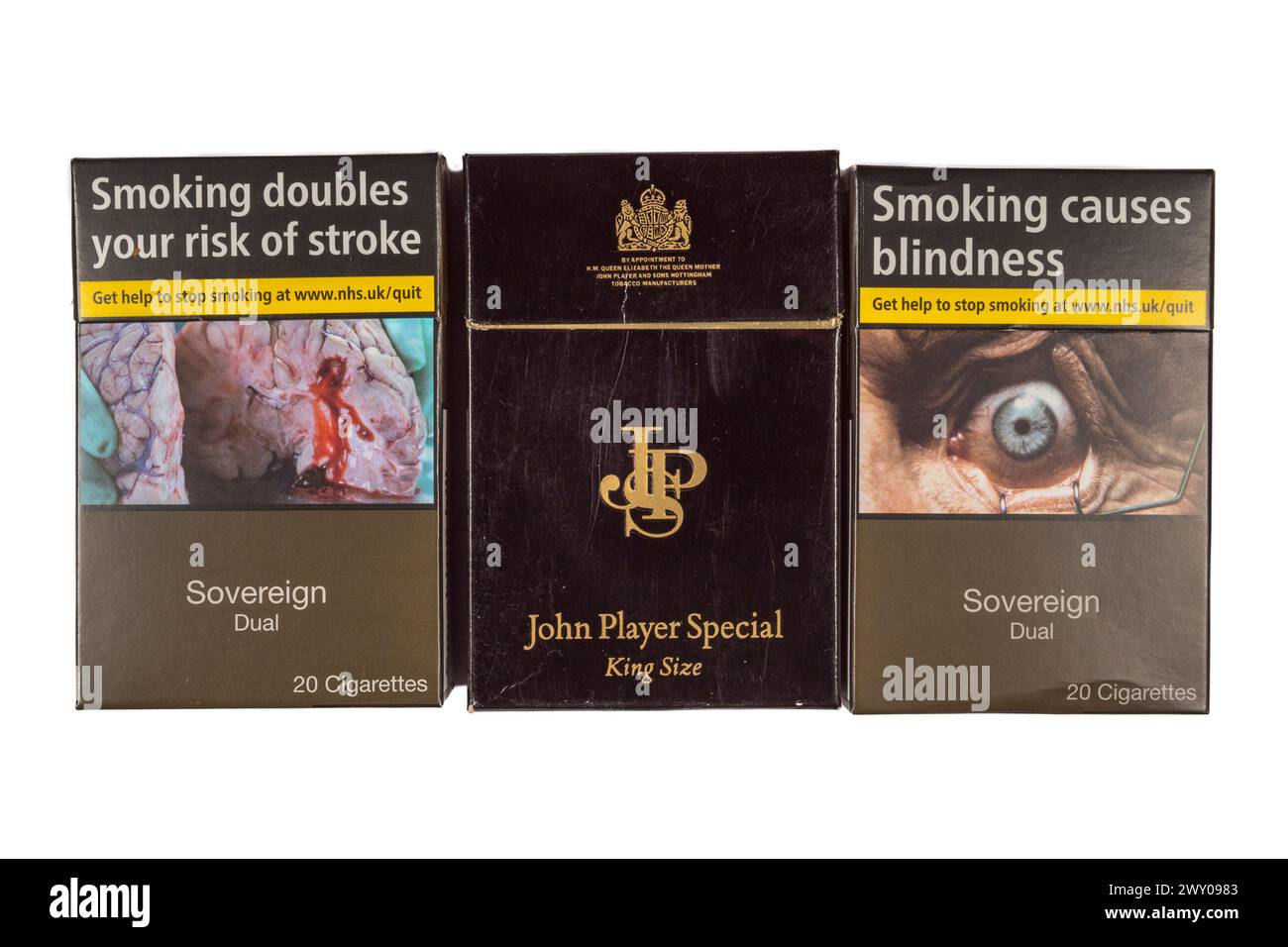 Un paquet vide original de 20 cigarettes John Player Special (JPS) d'environ 1990 à côté de paquets modernes avec des avertissements de santé. Banque D'Images