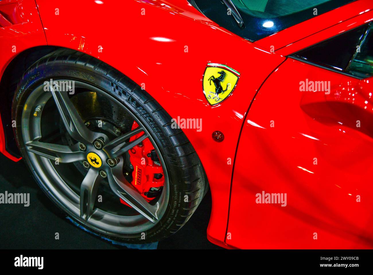 Thaïlande-27 mars 2024 : logo de ferrari sur la super voiture rouge. Est un fabricant italien de voitures de sport de luxe. Fondée par Enzo Ferrari au Bangkok en 45 Banque D'Images