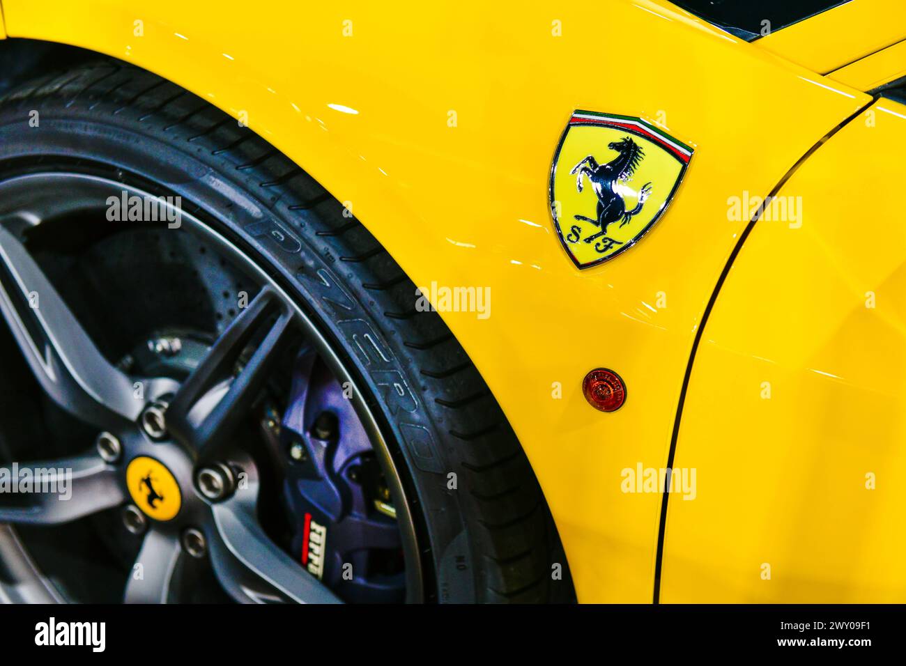 Thaïlande-27 mars 2024 : logo de ferrari sur la super voiture jaune. Est un fabricant italien de voitures de sport de luxe. Fondée par Enzo Ferrari au Bangk 45 Banque D'Images
