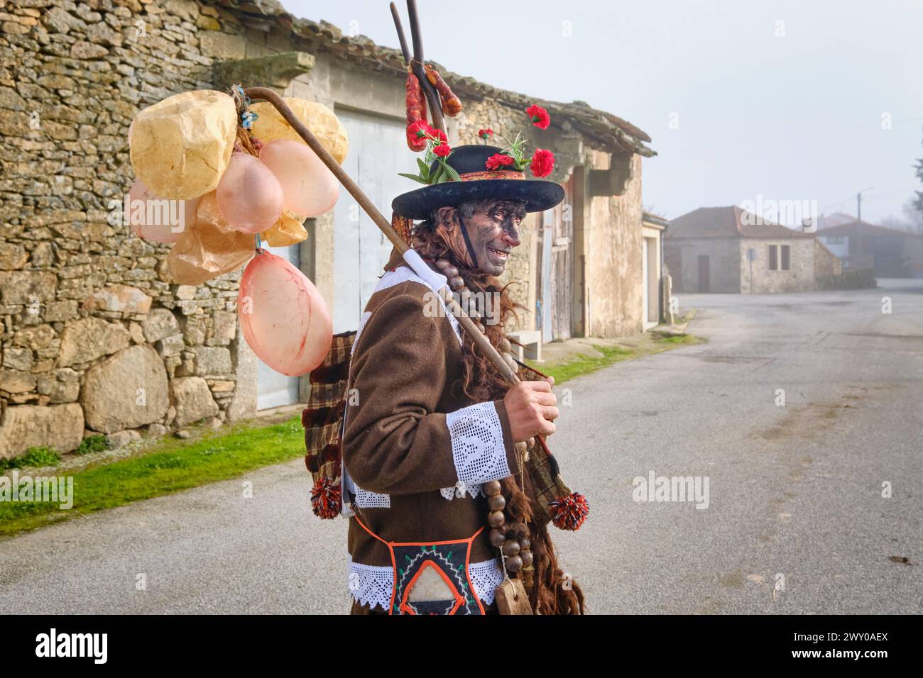 Les Festivals du solstice d'hiver à Vila ChÃ da Braciosa. Le personnage Velha (la vieille femme) est peint en noir et porte une croix de liège brûlé à sale Banque D'Images