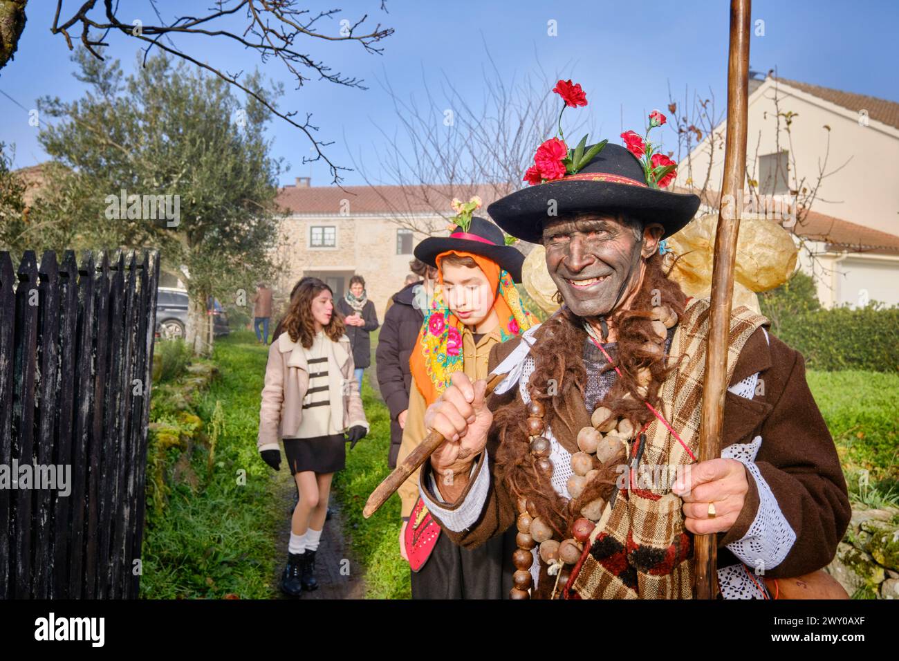 Les Festivals du solstice d'hiver à Vila ChÃ da Braciosa. Le personnage Velha (la vieille femme) est peint en noir et porte une croix de liège brûlé à sale Banque D'Images