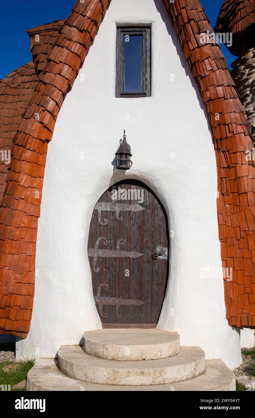 Un mur avec une vieille porte en bois comme dans les châteaux de conte de fées Banque D'Images