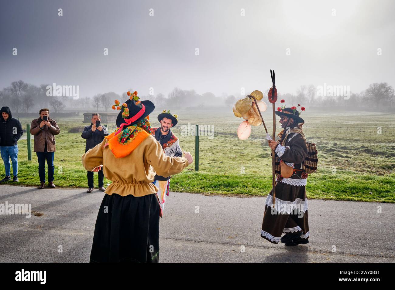 Les Festivals du solstice d'hiver à Vila ChÃ da Braciosa. Le personnage Velha (la vieille femme) est peint en noir et porte une croix de liège brûlé à sale Banque D'Images