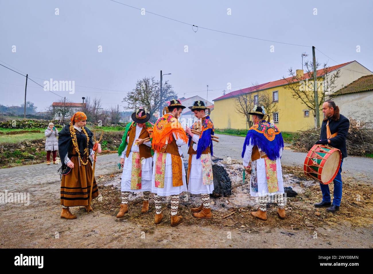 Un groupe folklorique (Pauliteiros de Miranda) qui pratique une danse ibérique guerrière ancienne. Festivités hivernales traditionnelles à Constantim, Miranda do Douro. Banque D'Images