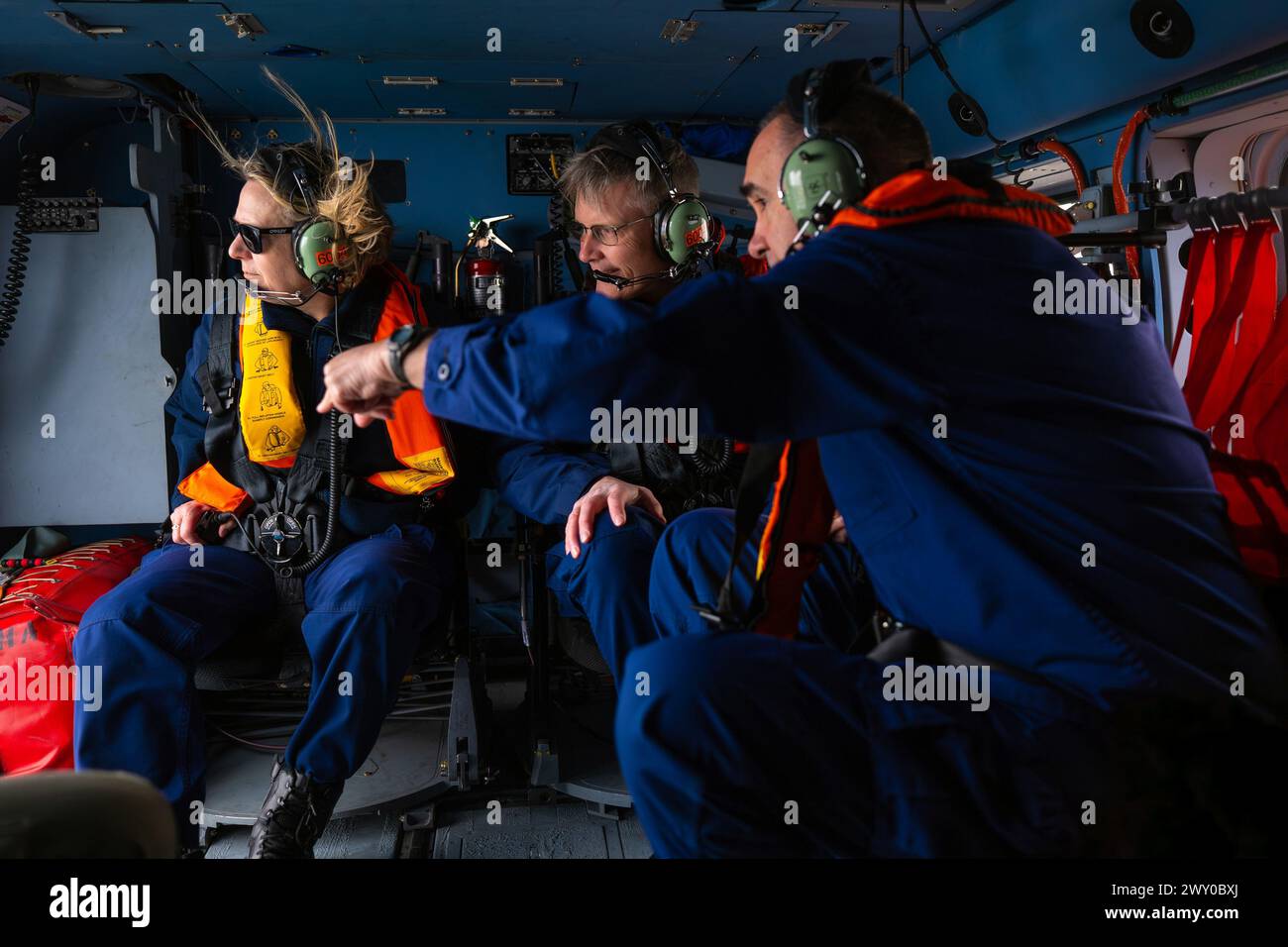 Baltimore, États-Unis. 29 mars 2024. L’amiral Linda L. Fagan, commandant de la Garde côtière, le vice-amiral Peter W. Gautier, commandant adjoint des opérations, et l’amiral Shannon N. Gilreath, commandant du cinquième district, évaluent le survol de l’effondrement du pont Francis Scott Key à Baltimore, Maryland, le vendredi 29 mars 2024. Le Key Bridge a été heurté par le cargo Dali battant pavillon Singapour tôt le matin du 26 mars 2024. Photo PO1 Brandon Giles/U. S. Coast Guard/UPI crédit : UPI/Alamy Live News Banque D'Images