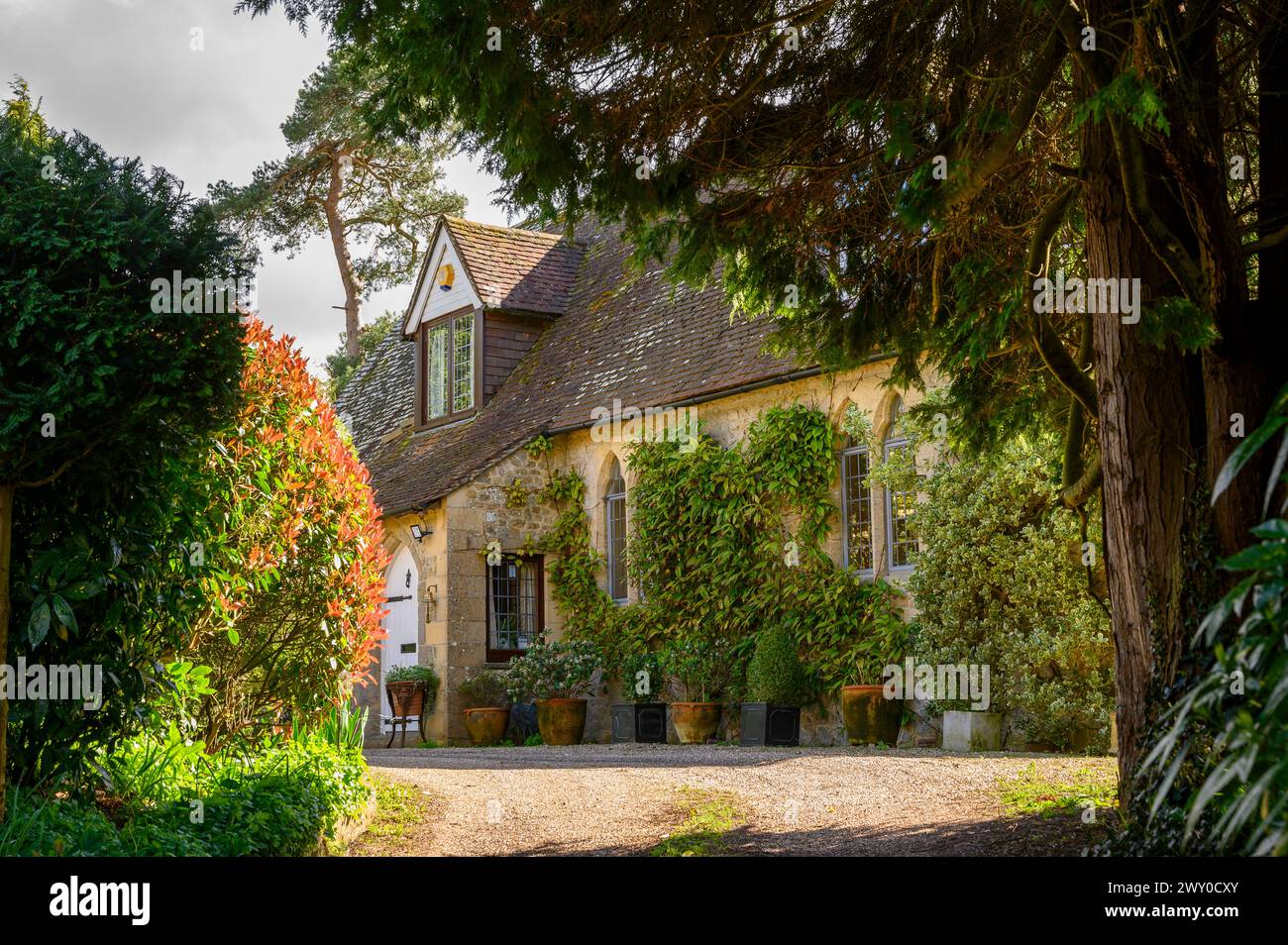 La Old School House (1848) est maintenant convertie en maison privée dans le village de Nutbourne près de Pulborough dans le Sussex de l'Ouest, en Angleterre, par un jour ensoleillé, au début du printemps. Banque D'Images