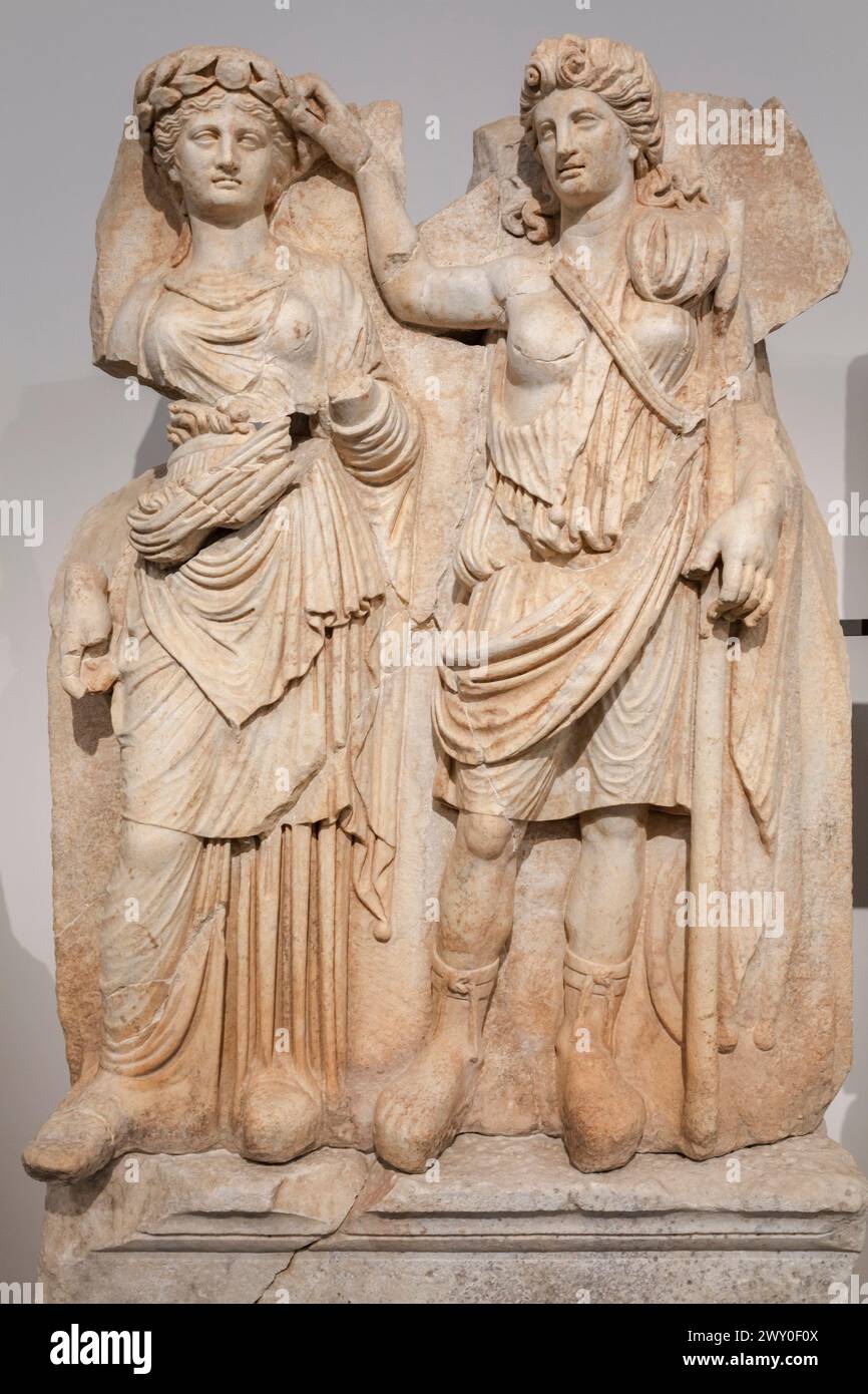 Aphrodite couronnée par une guerrière, sculpture en relief de Sébasteion romaine au Musée, Aphrodisias, Geyre, province d'Aydin, Turquie Banque D'Images