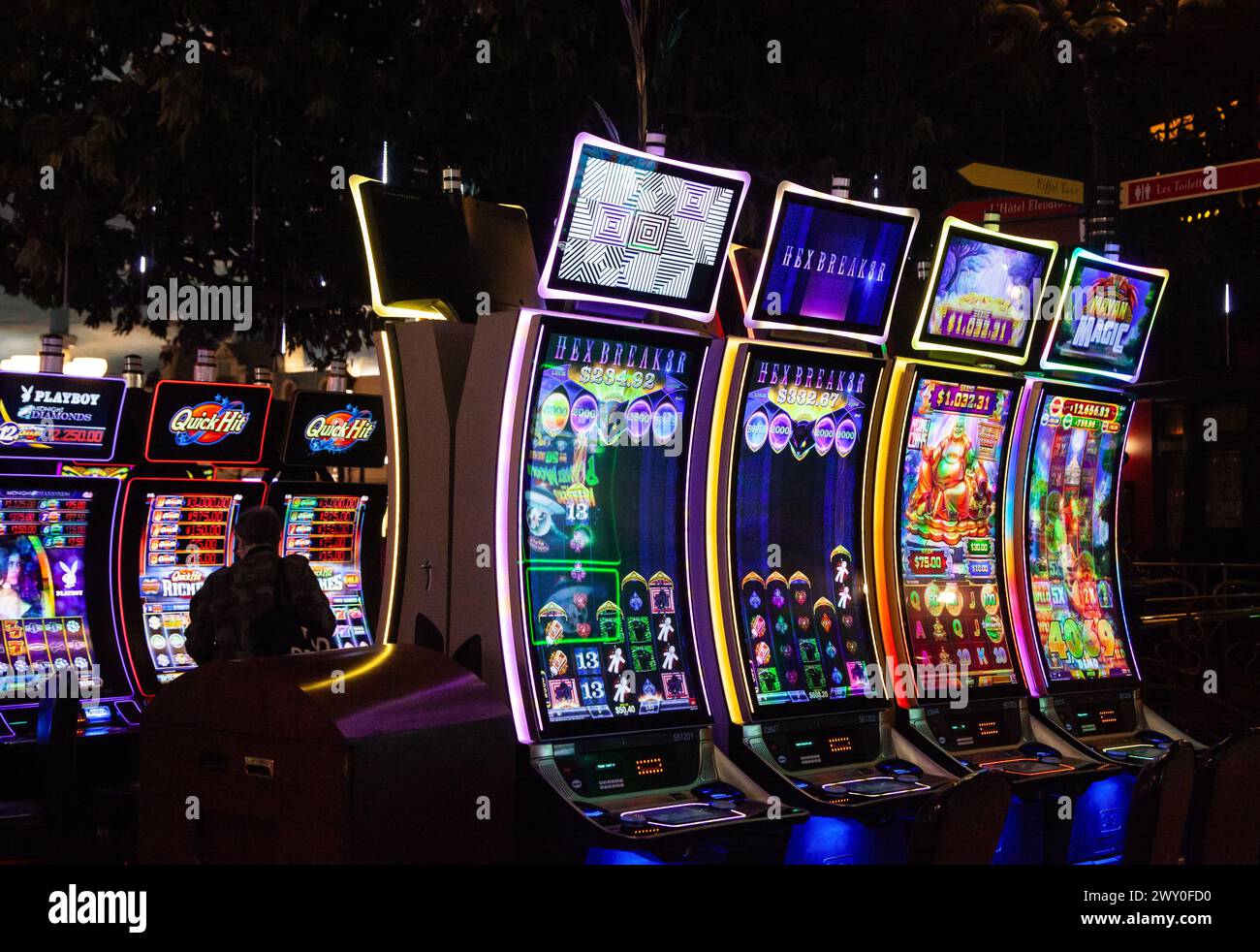 Personne jouant aux machines à sous dans Casino à Las Vegas Banque D'Images