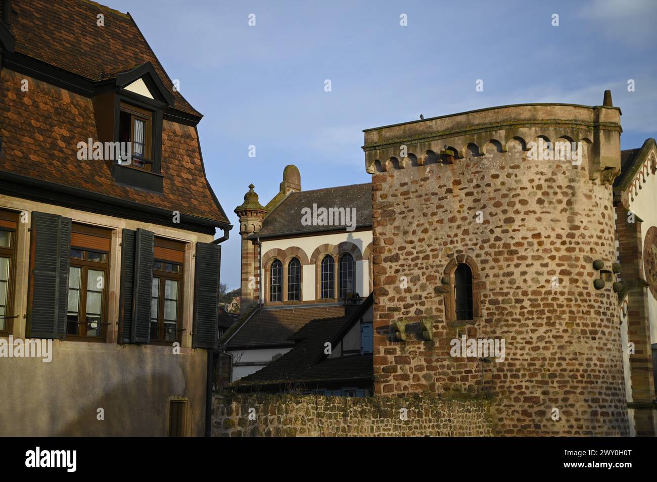 Paysage avec vue panoramique sur la synagogue juive de style roman à l'intérieur des remparts du Maréchal Foch à Obernai, Alsace France. Banque D'Images