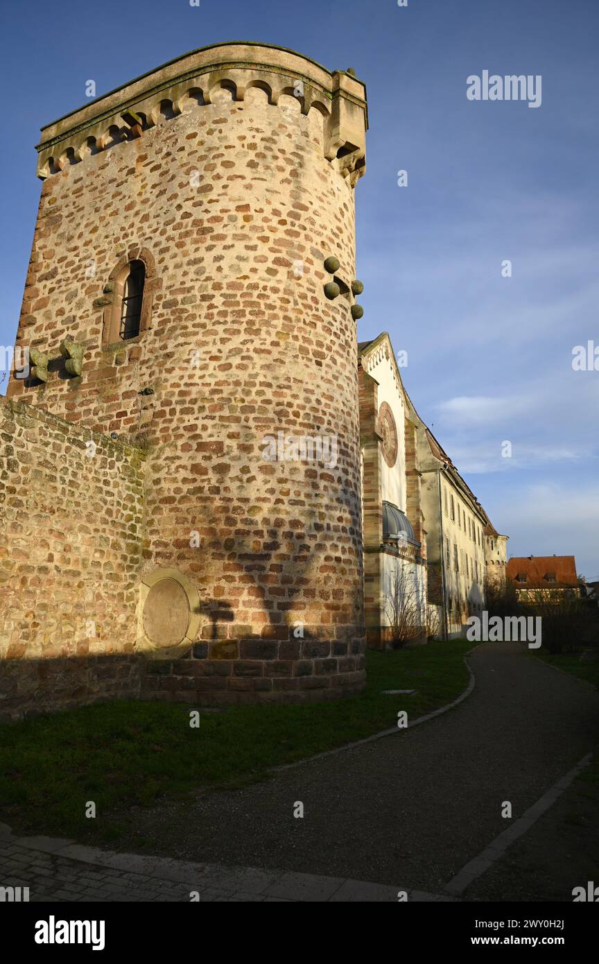 Paysage avec vue panoramique sur la synagogue juive de style roman à l'intérieur des remparts du Maréchal Foch à Obernai, Alsace France. Banque D'Images