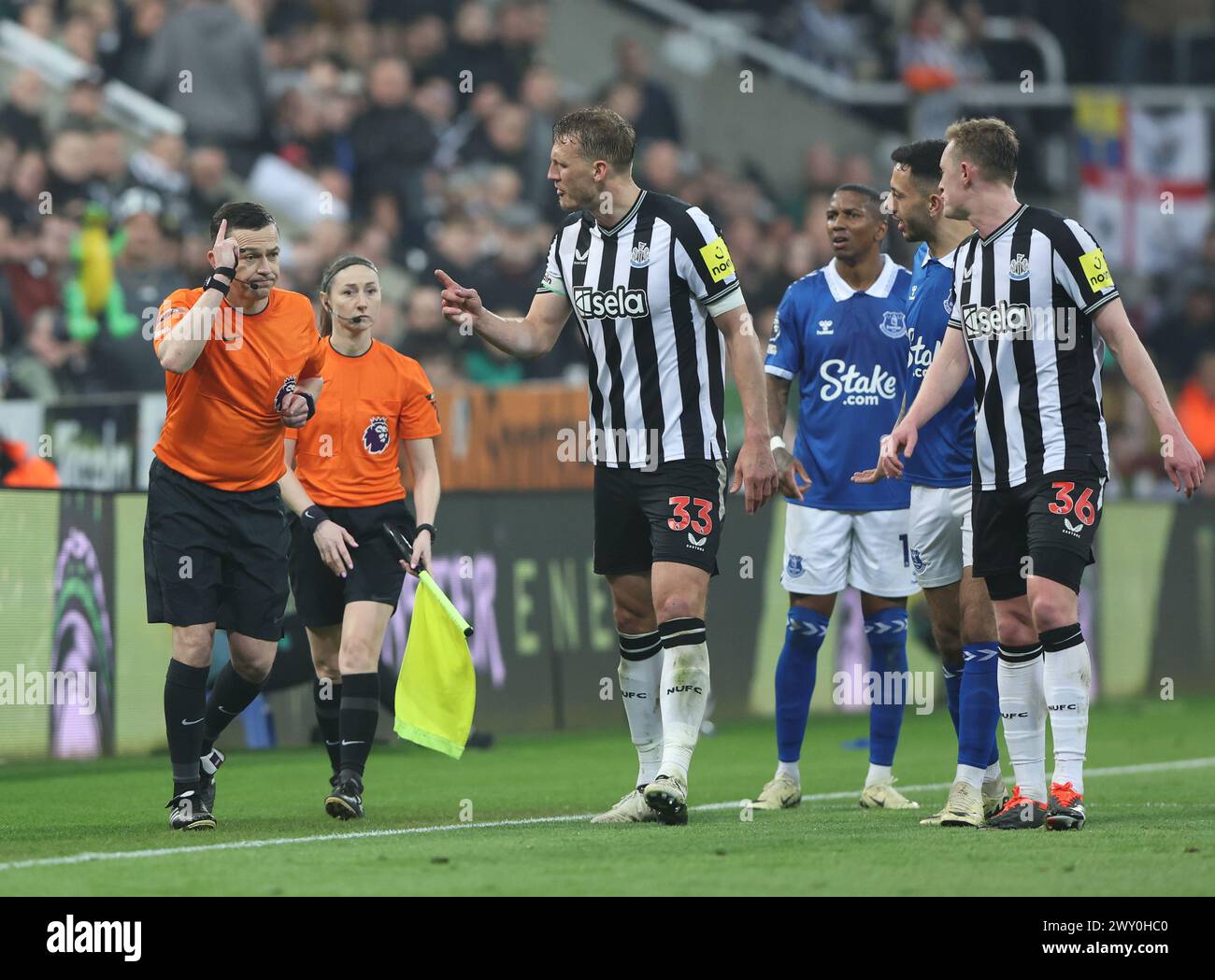 Newcastle upon Tyne, Royaume-Uni. 2 avril 2024. L'arbitre Tony Harrington attribue à Everton une pénalité après avoir vérifié VAR lors du match de premier League à l'occasion James' Park, Newcastle upon Tyne. Le crédit photo devrait se lire : Nigel Roddis/Sportimage crédit : Sportimage Ltd/Alamy Live News Banque D'Images