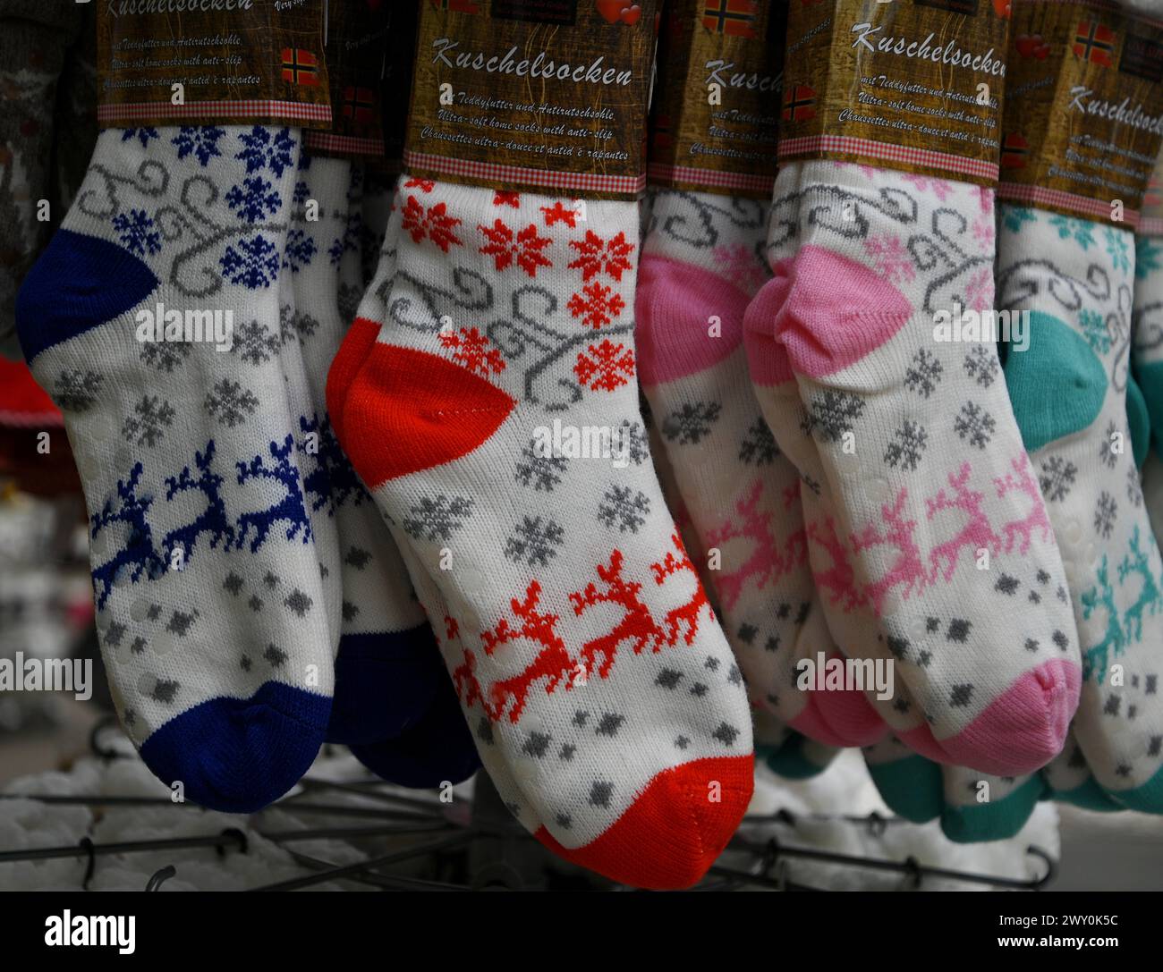 Chaussettes de chambre en laine tricotées à la main avec l'hiver nordique sur un magasin local d'Obernai en Alsace, France. Banque D'Images