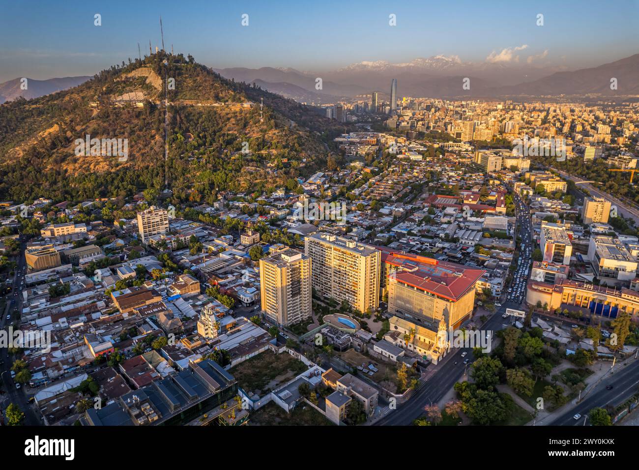 Belle vue aérienne sur la colline de San Cristobal et la ville de Santiago du Chili Banque D'Images