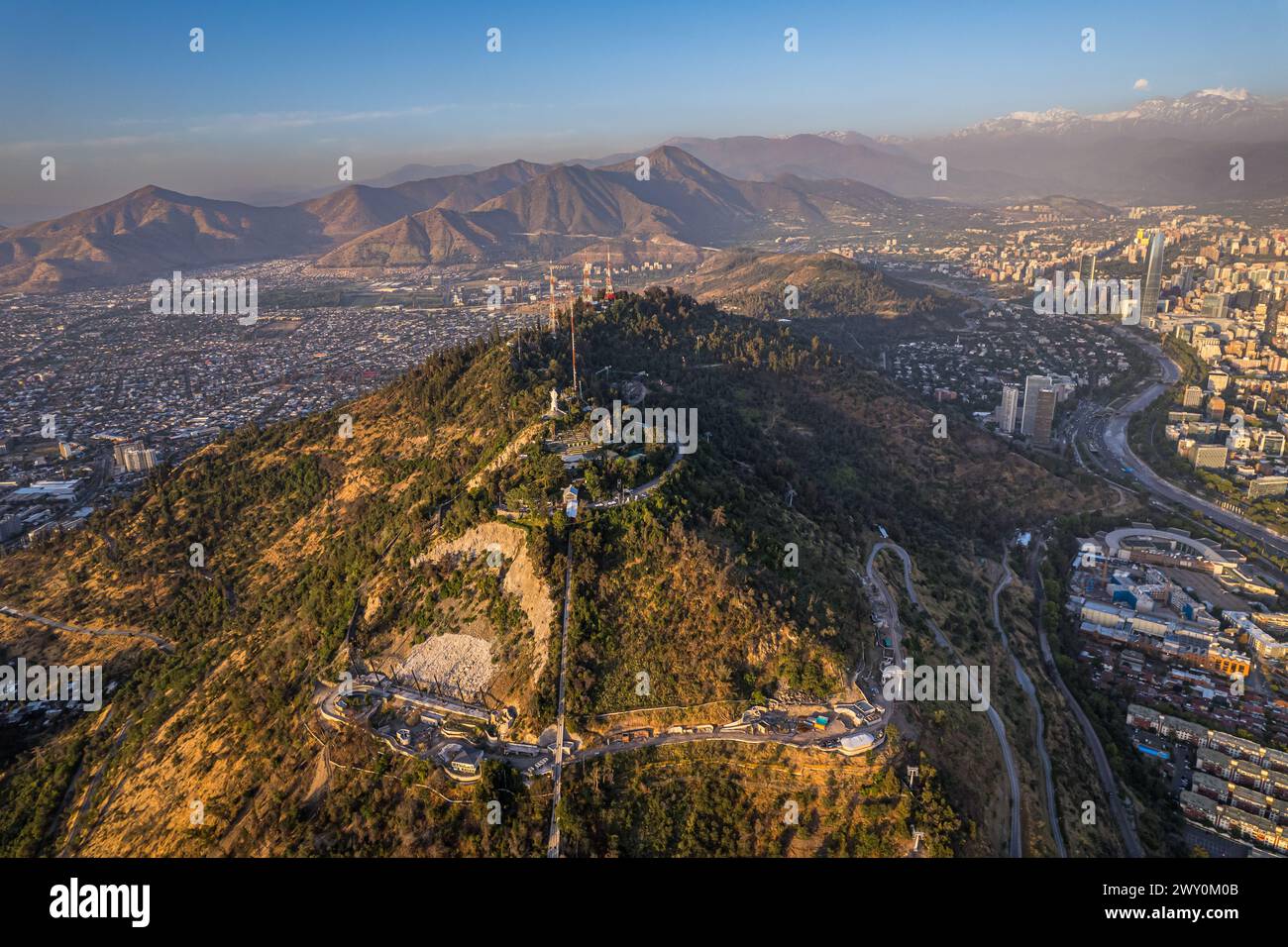 Belle vue aérienne sur la colline de San Cristobal et la ville de Santiago du Chili Banque D'Images