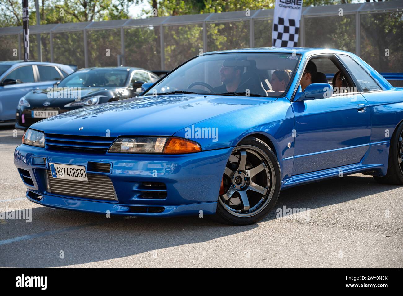 Vue de face d'une Nissan Skyline GT R32 bleue de huitième génération lors d'une rencontre de voitures de sport japonaises. Banque D'Images