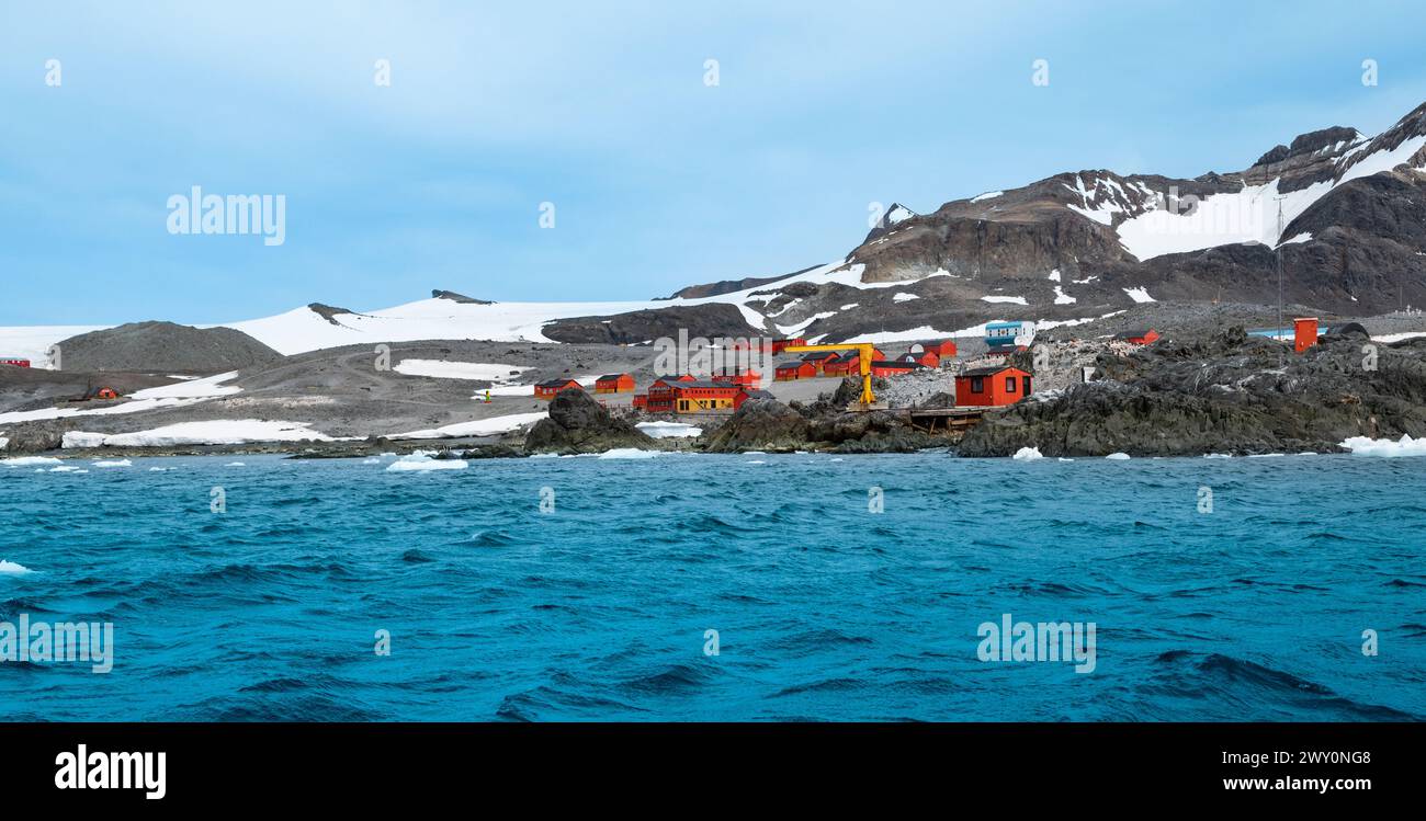 Hope Bay, Antarctique - 10 janvier 2024 : vue de la base d'Esperanza, station de recherche Argentine à Hope Bay, péninsule antarctique. Banque D'Images