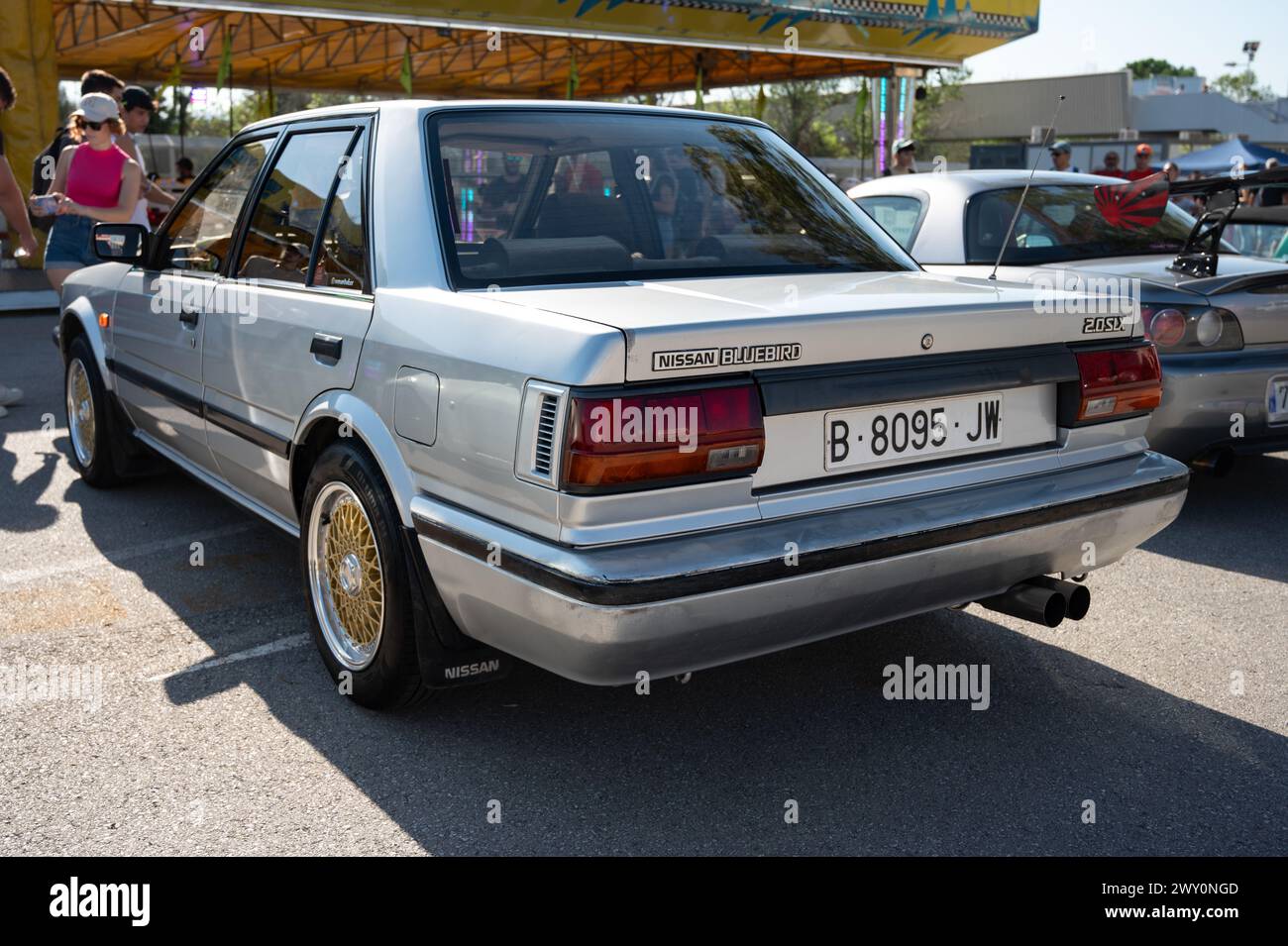 Vue arrière d'une voiture de sport japonaise classique Nissan Bluebird 2.0SLX de la génération T12 T72 Series en couleur gris argenté Banque D'Images