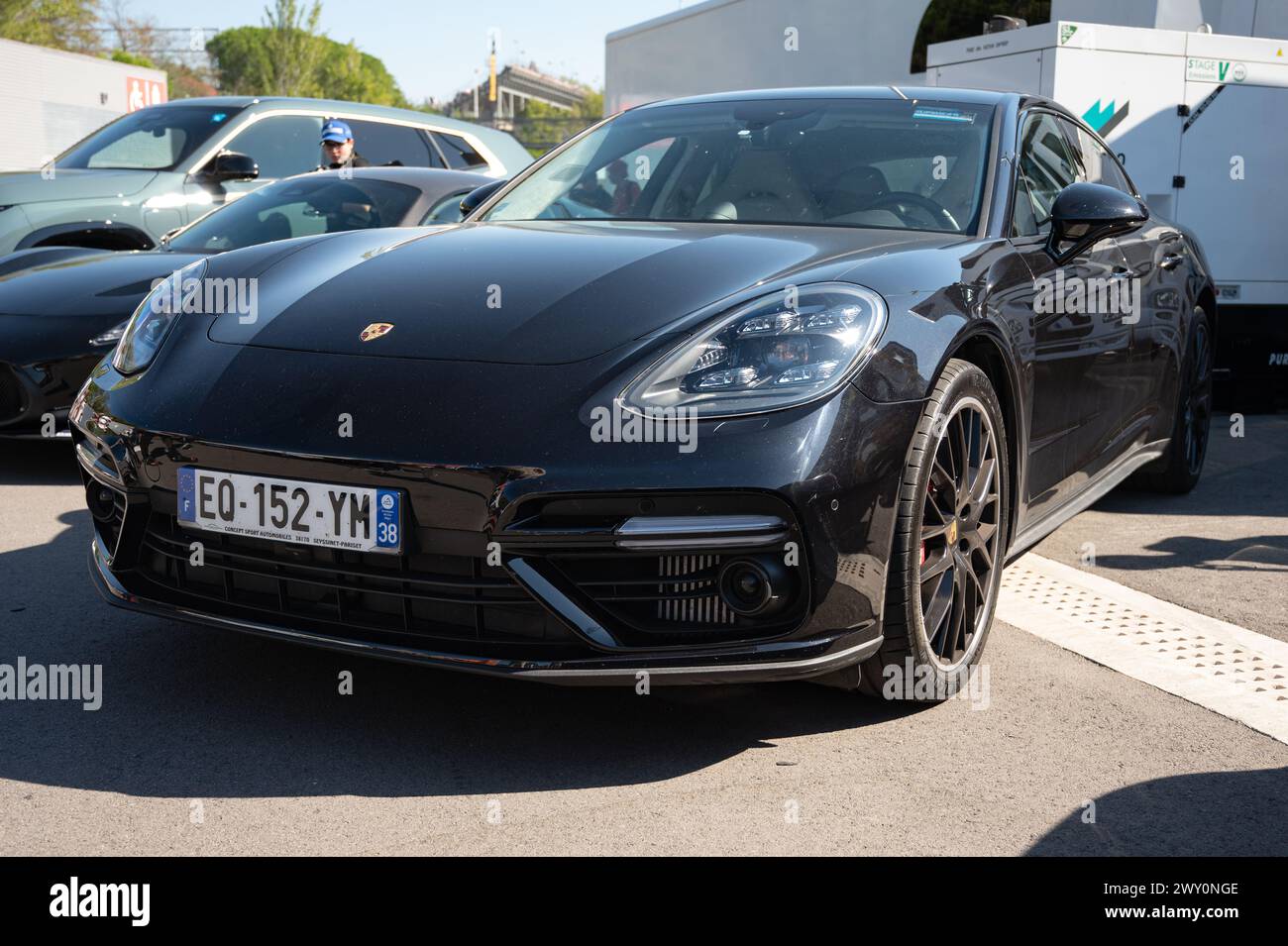 Vue de face d'une berline sportive de luxe allemande, la Porsche Panamera Turbo noire Banque D'Images