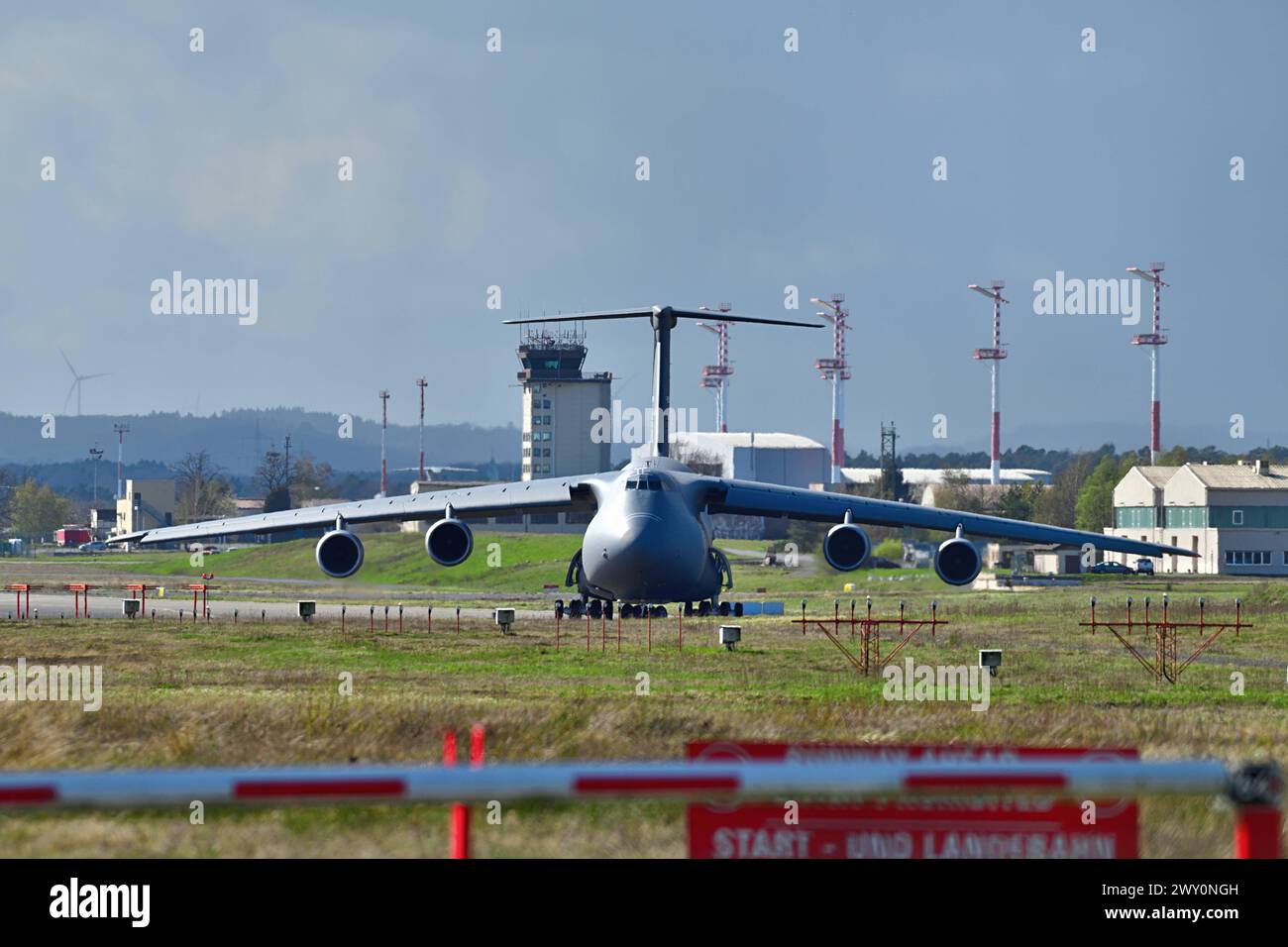 2.4.2024 Ramstein Airbase Der US Luftwaffenstützpunkt Ramstein Airbase à Rheinland Pfalz. Überwiegend logistische Aufgaben werden hier erfüllt, doch auch Evakuierungen wurden in der Vergangenheit über die Ramstein Airbase abgewickelt. IM Bild eine Lockheed C5 Galaxy Transportmaschine. Ramstein Miesenbach US Air base Rheinland Pfalz Deutschland *** 2 4 2024 Ramstein Airbase la base aérienne américaine Ramstein en Rhénanie-Palatinat est principalement chargée des tâches logistiques, mais les évacuations ont également été effectuées via Ramstein Airbase dans le passé dans la photo a Lockheed C5 Galaxy transport A. Banque D'Images