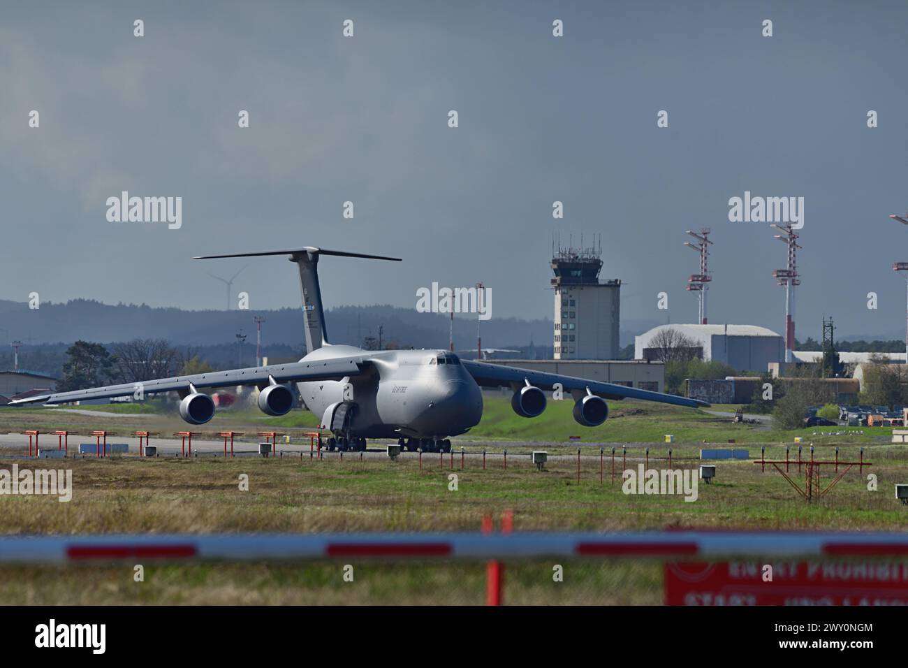 2.4.2024 Ramstein Airbase Der US Luftwaffenstützpunkt Ramstein Airbase à Rheinland Pfalz. Überwiegend logistische Aufgaben werden hier erfüllt, doch auch Evakuierungen wurden in der Vergangenheit über die Ramstein Airbase abgewickelt. IM Bild eine Lockheed C5 Galaxy Transportmaschine. Ramstein Miesenbach US Air base Rheinland Pfalz Deutschland *** 2 4 2024 Ramstein Airbase la base aérienne américaine Ramstein en Rhénanie-Palatinat est principalement chargée des tâches logistiques, mais les évacuations ont également été effectuées via Ramstein Airbase dans le passé dans la photo a Lockheed C5 Galaxy transport A. Banque D'Images