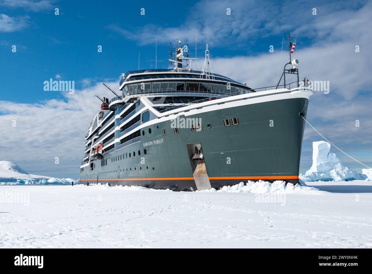 Hanusse Bay, Antarctique - 14 janvier 2024 : navire de croisière Seabourn Pursuit perçant la glace de mer en Antarctique. Banque D'Images