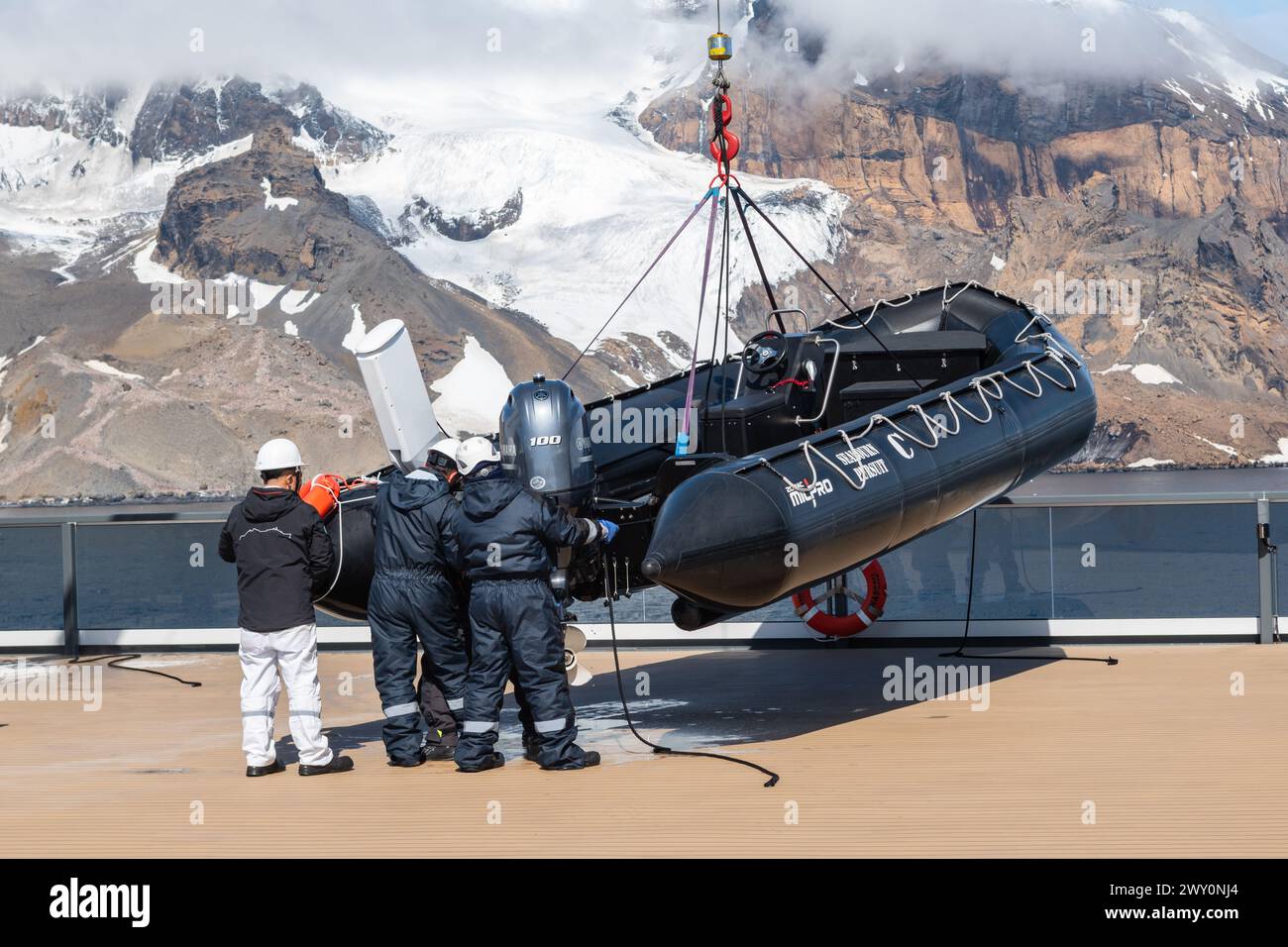 Brown Bluff, Antarctique - 10 janvier 2024 : le Zodiac est rechargé sur le pont des bateaux de croisière de Seabourn Pursuit et vérifié par le personnel de croisière. Banque D'Images