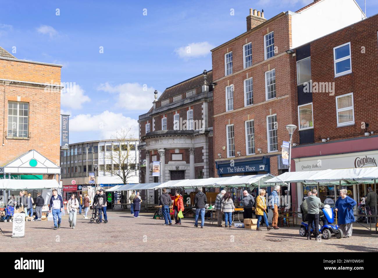 Place du marché de Gainsborough avec l'hôtel de ville de Gainsborough en arrière-plan Gainsborough Centre ville de Gainsborough Lincolnshire Angleterre Royaume-Uni GB Europe Banque D'Images