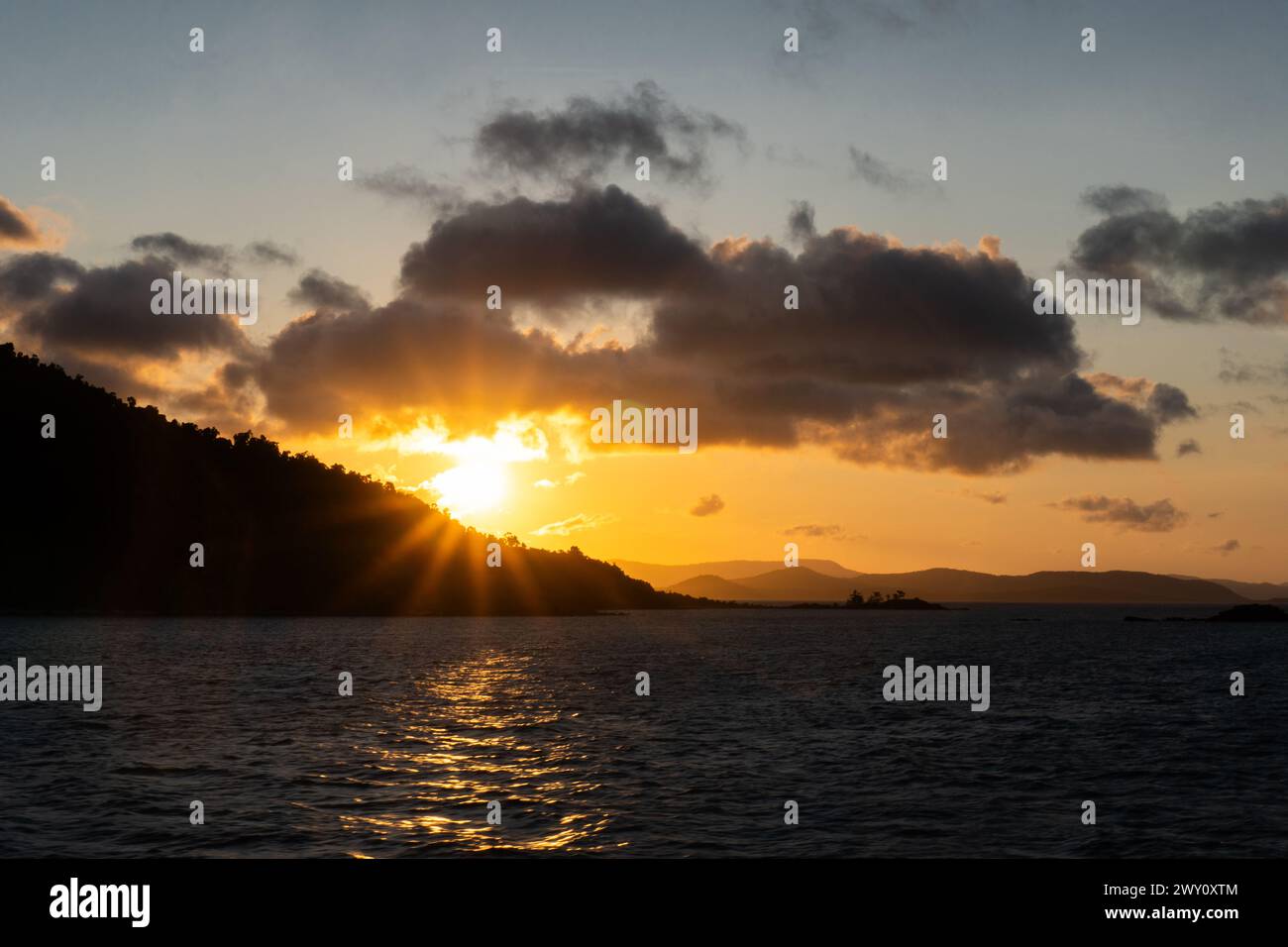 Coucher de soleil sur les îles Whitsunday, Australie Banque D'Images