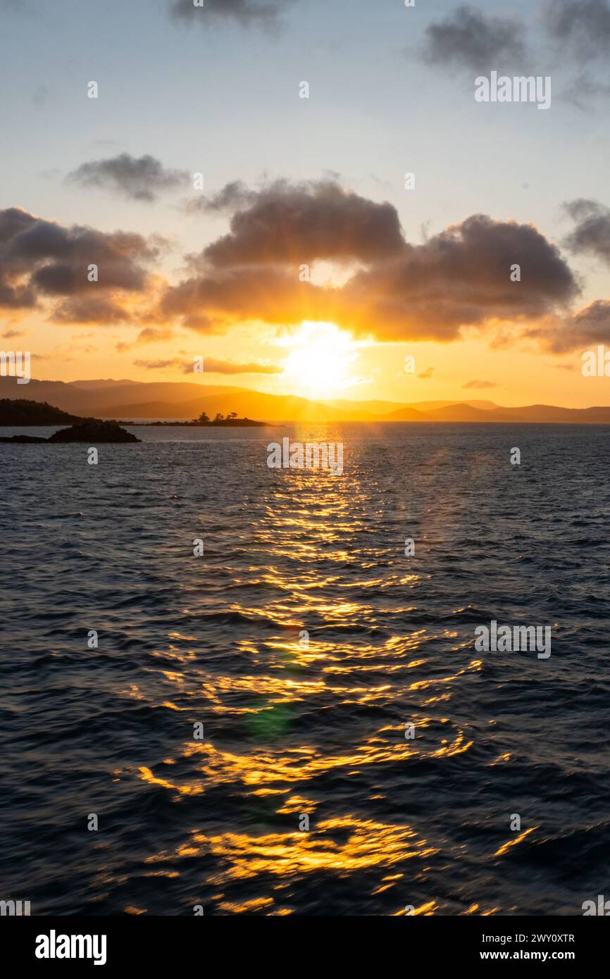 Coucher de soleil sur les îles Whitsunday, Australie Banque D'Images