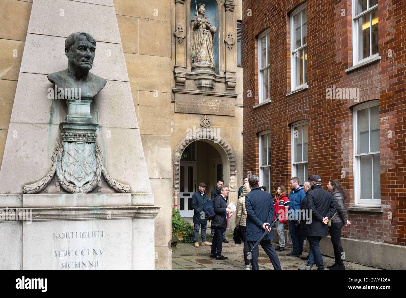 Visite guidée à Northcliffe, une cour dans Fleet Street London, avec des statues de la reine Elizabeth et un buste d'une figure historique. Banque D'Images