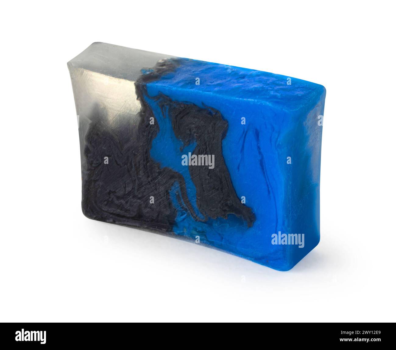 Savon à base de plantes naturel fait à la main sur cubes de savon sur un fond blanc avec chemin de découpage Banque D'Images