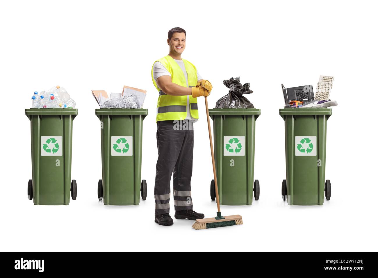 Nettoyant dans un uniforme tenant un balai devant des bacs de recyclage isolés sur fond blanc Banque D'Images