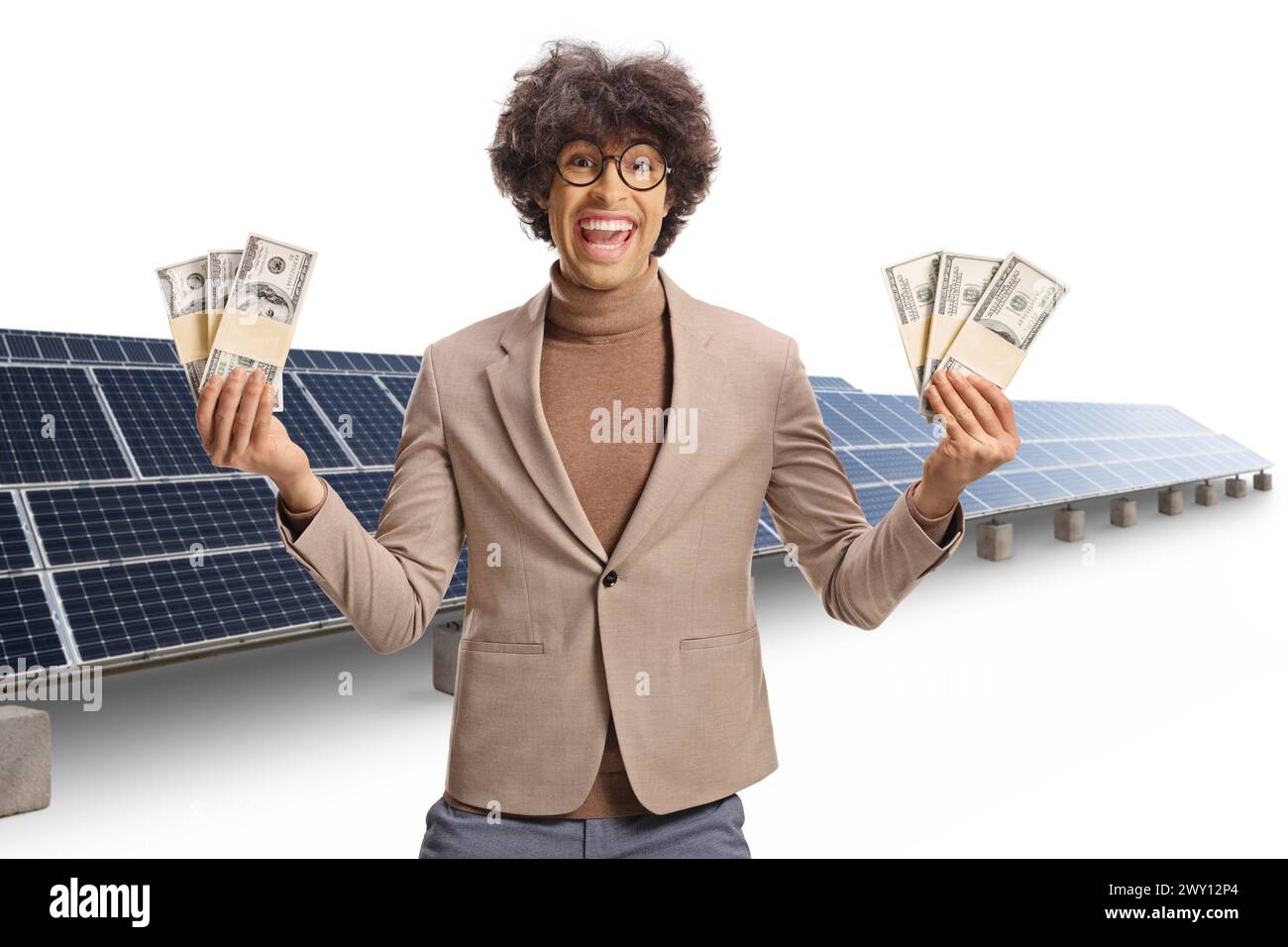 Jeune homme excité tenant de l'argent devant des cellules solaires photovoltaïques isolées sur fond blanc Banque D'Images