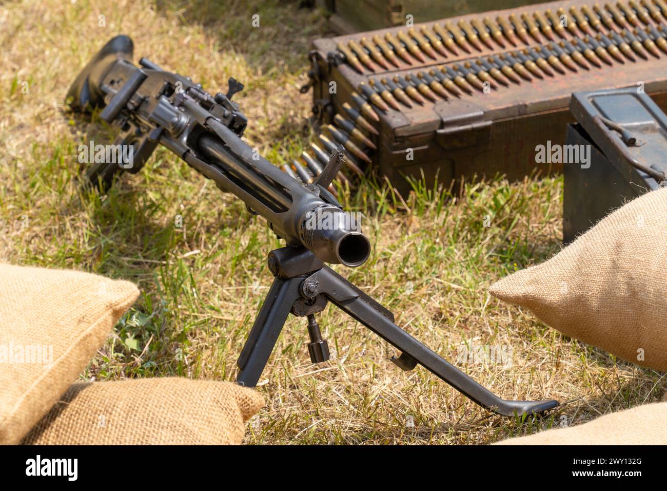 Mitrailleuse allemande de la seconde Guerre mondiale avec ceinture de munitions montée sur un support Banque D'Images