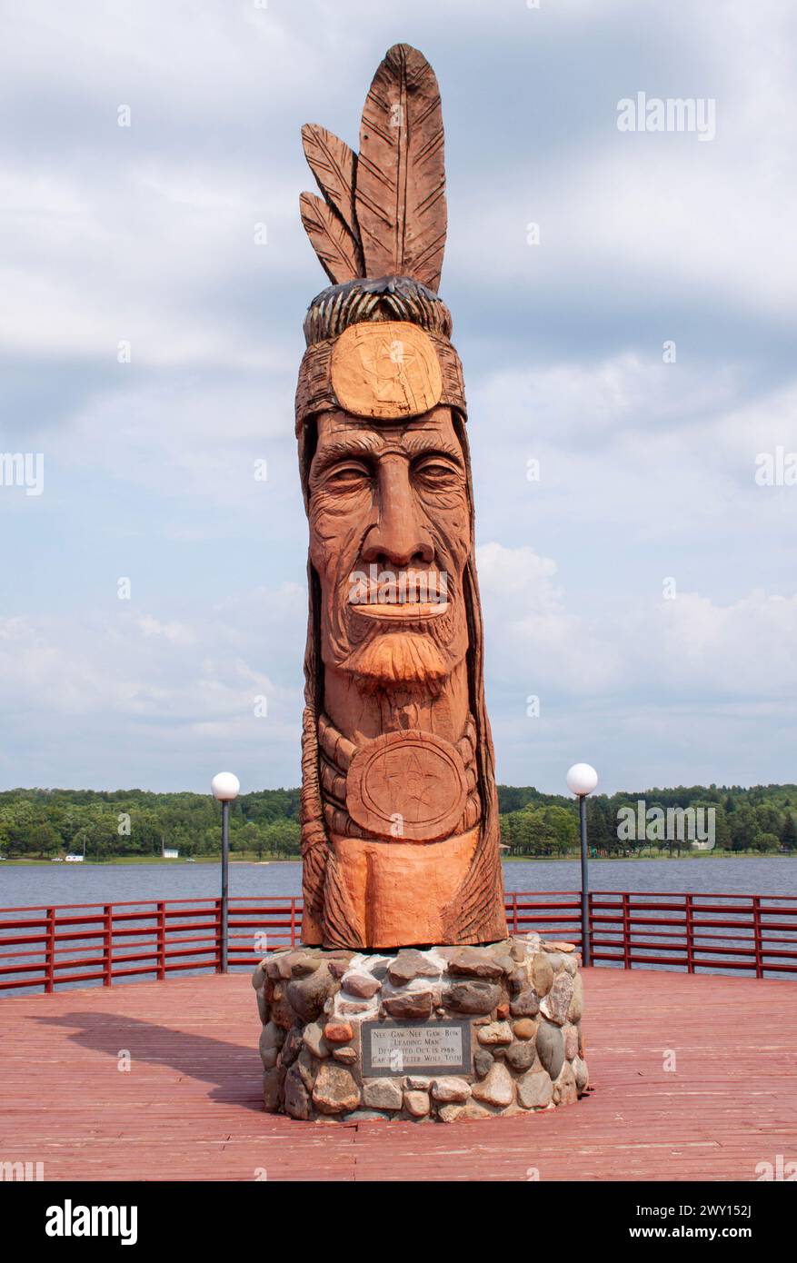 Nee-Gaw-Nee-Gaw-Bow Peter Toth sculpture indienne à Wakefield, Michigan Banque D'Images Nee-Gaw-Nee-Gaw-Bow Peter Toth sculpture indienne à Wakefield, Michigan Banque D'Images
